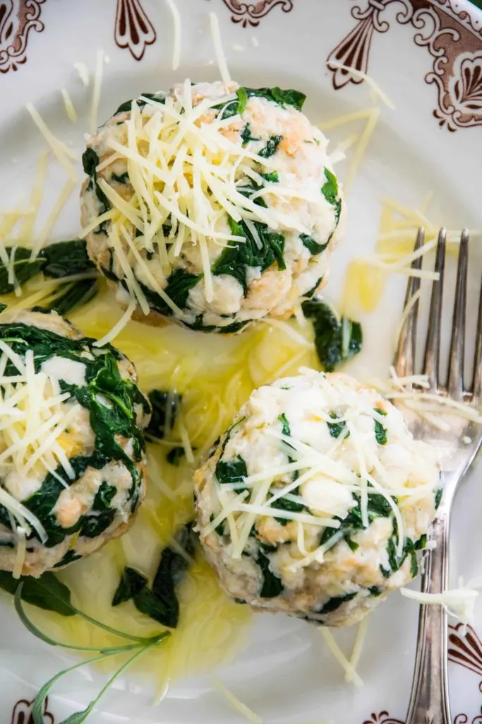 Ricotta-Spinatknödel mit Salbeibutter
