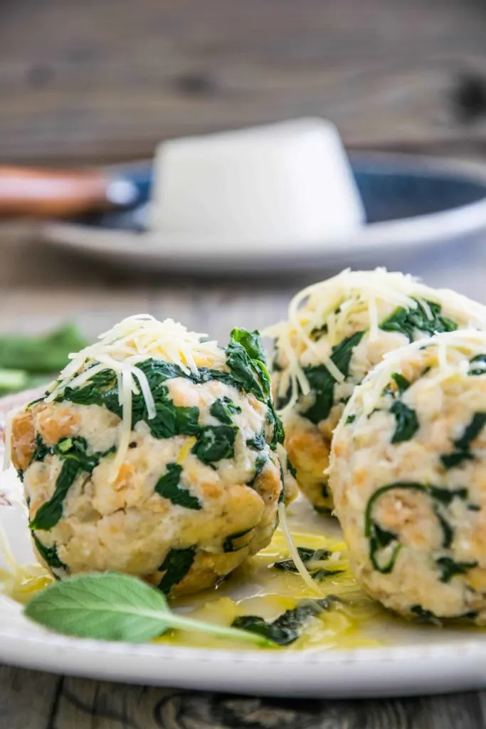 Ricotta-Spinatknödel mit Salbeibutter