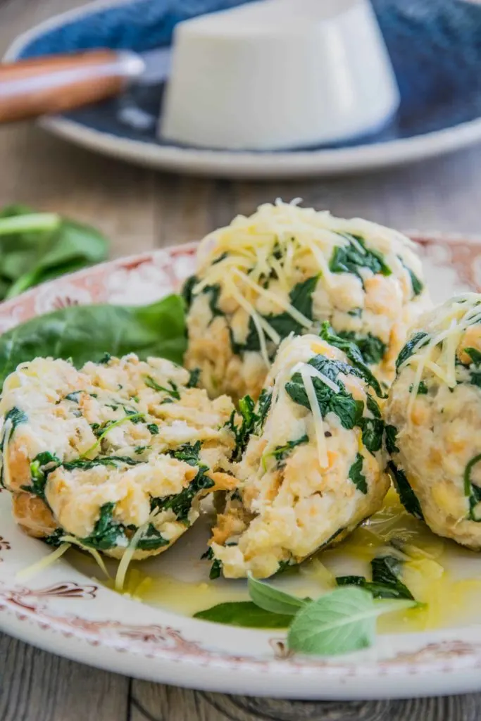 Ricotta-Spinatknödel mit Salbeibutter