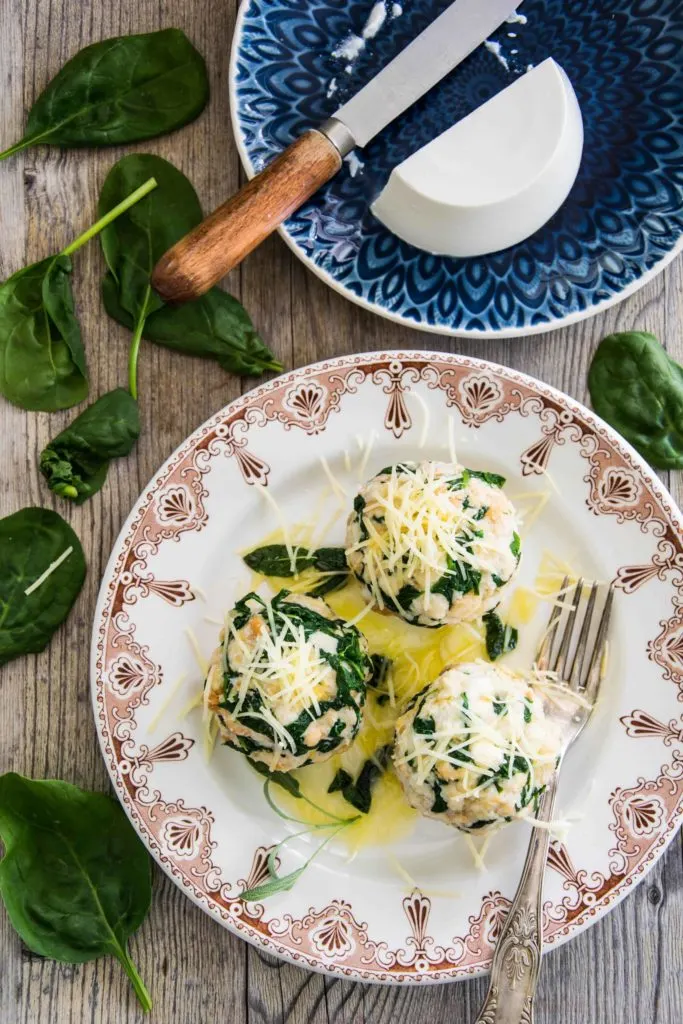 Ricotta-Spinatknödel mit Salbeibutter