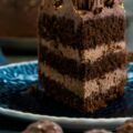 Frontalansicht von einem Stück Schokoladen-Nusstorte mit Ferrero Rocher