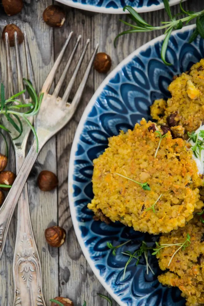 Bulgur-Haselnusslaibchen mit Buttergemüse und Kräuterrahm