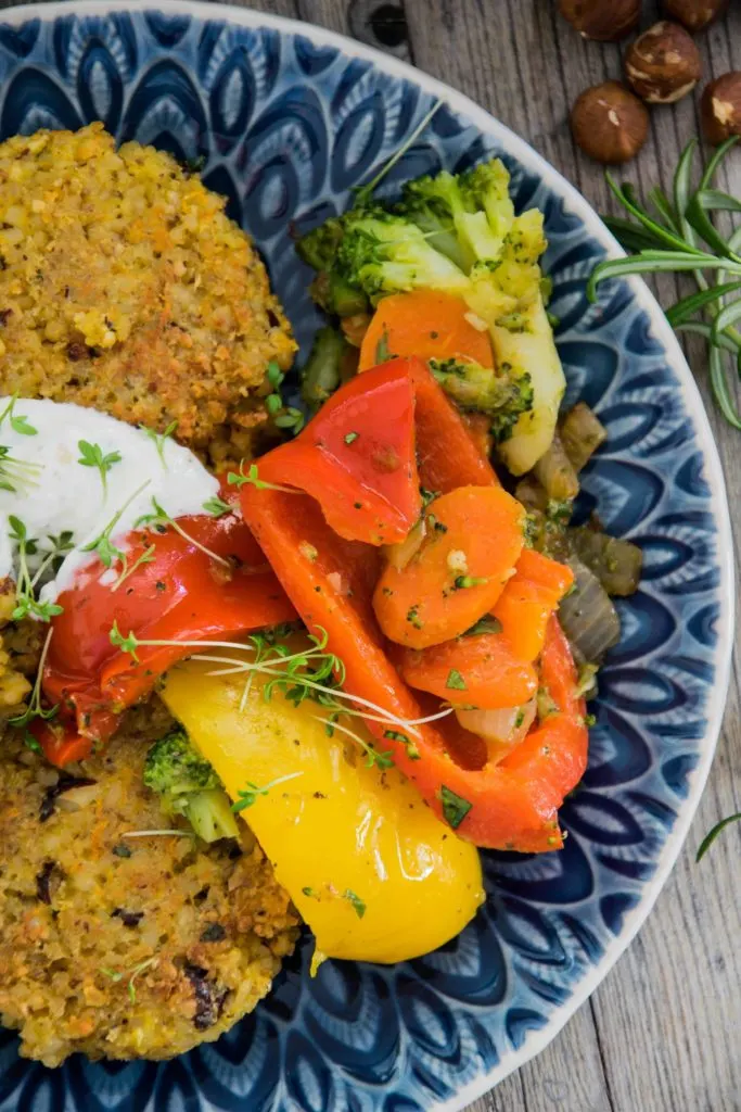 Bulgur-Haselnusslaibchen mit Buttergemüse und Kräuterrahm