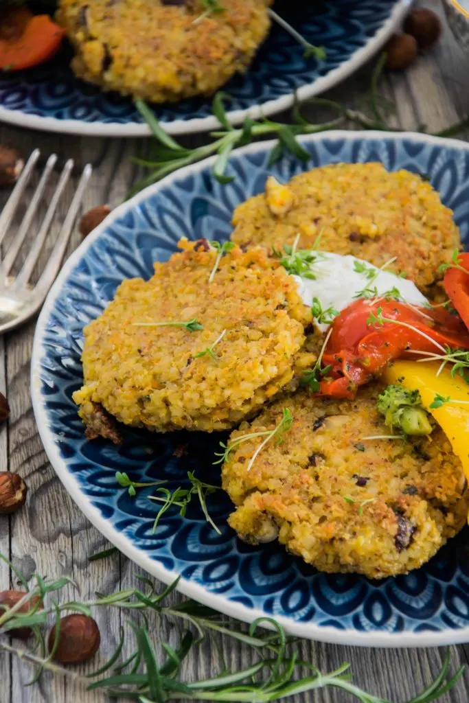 Bulgur-Haselnusslaibchen mit Buttergemüse und Kräuterrahm