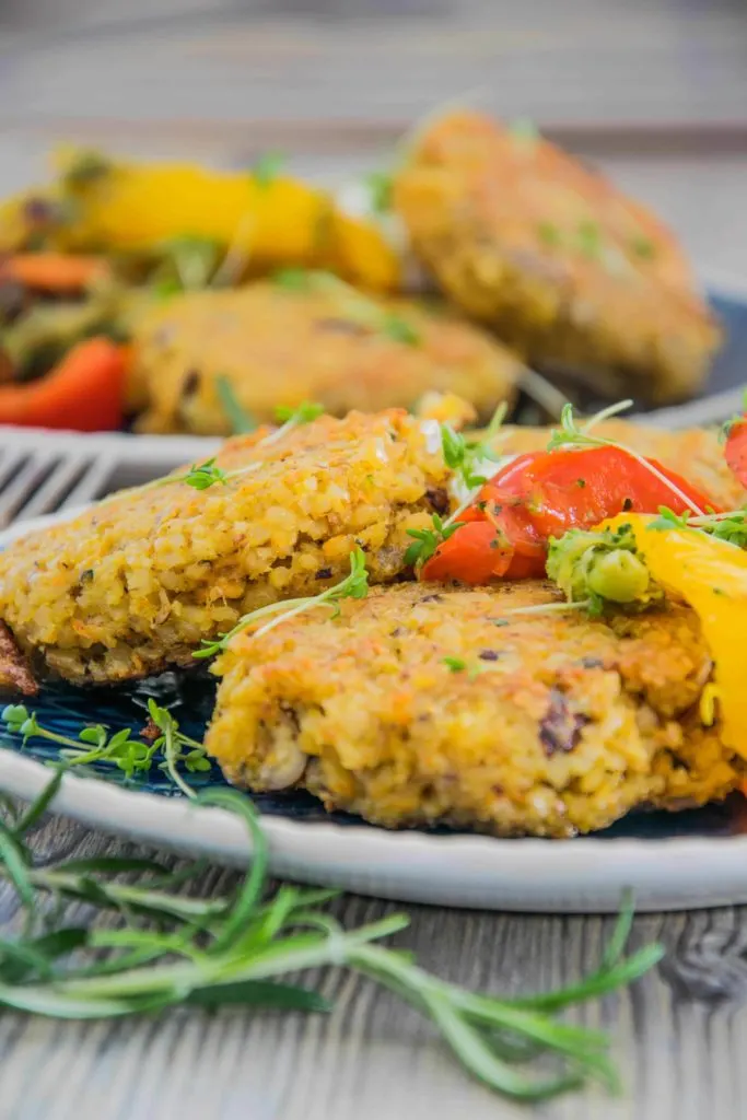 Bulgur-Haselnusslaibchen mit Buttergemüse und Kräuterrahm