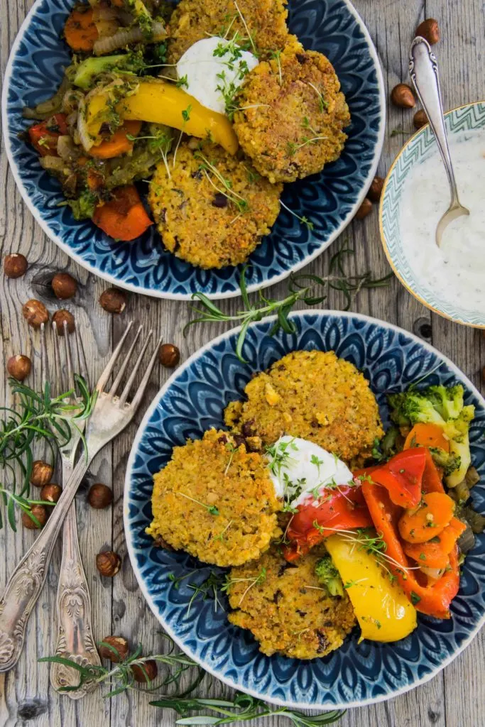 Bulgur-Haselnusslaibchen mit Buttergemüse und Kräuterrahm