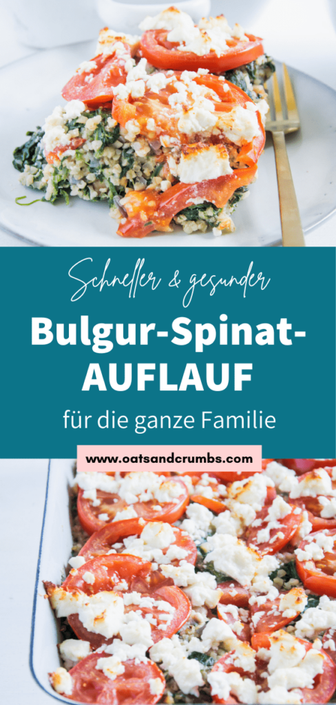 Gesunder Bulgur-Spinatauflauf mit Kichererbsen, Tomaten und Feta auf einem graublauen Teller mit einer goldenen Gabel daneben. Aufnahme im 45-Grad-Winkel.