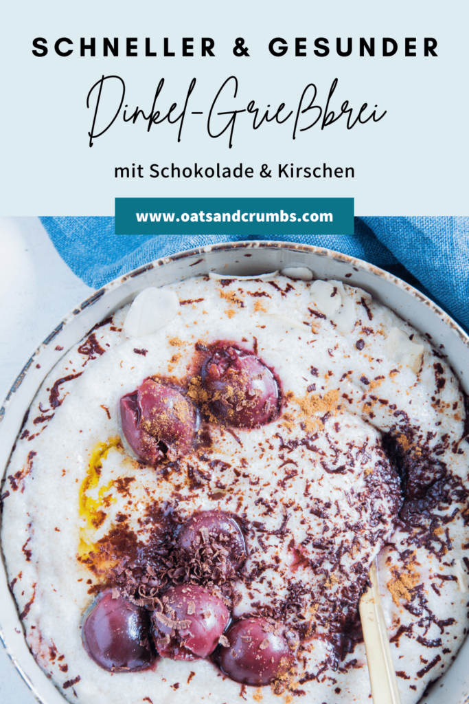 Dinkel-Grießbrei mit Schokolade und Kirschen in einer grauen Schüssel mit einem goldenen Löffel. Aufnahme von oben.