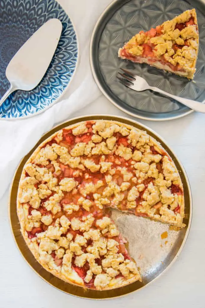 Rhabarber-Erdbeer-Streuselkuchen mit Vanille-Topfencreme