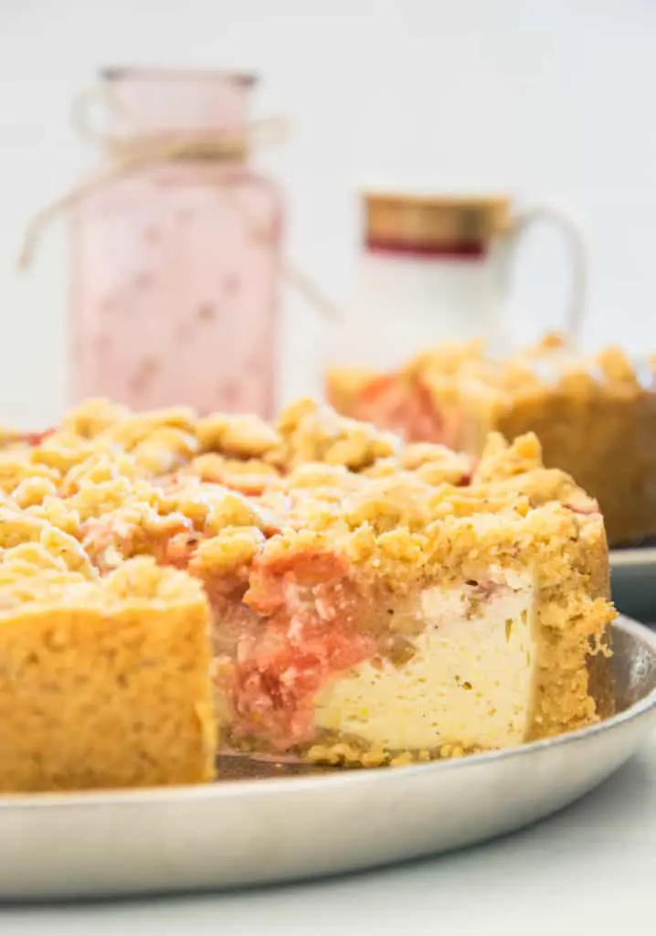 Rhabarber-Erdbeer-Streuselkuchen mit Vanille-Topfencreme