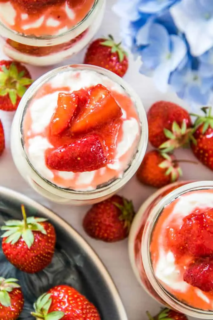 Mascarpone-Topfencreme mit Erdbeeren