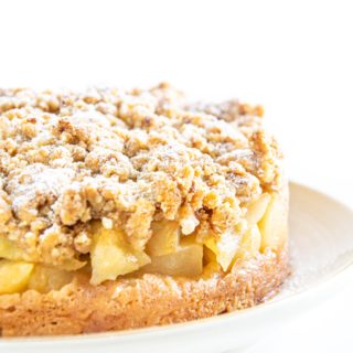 Dinkel-Apfel-Streuselkuchen im 45°-Winkel von links angeschnitten