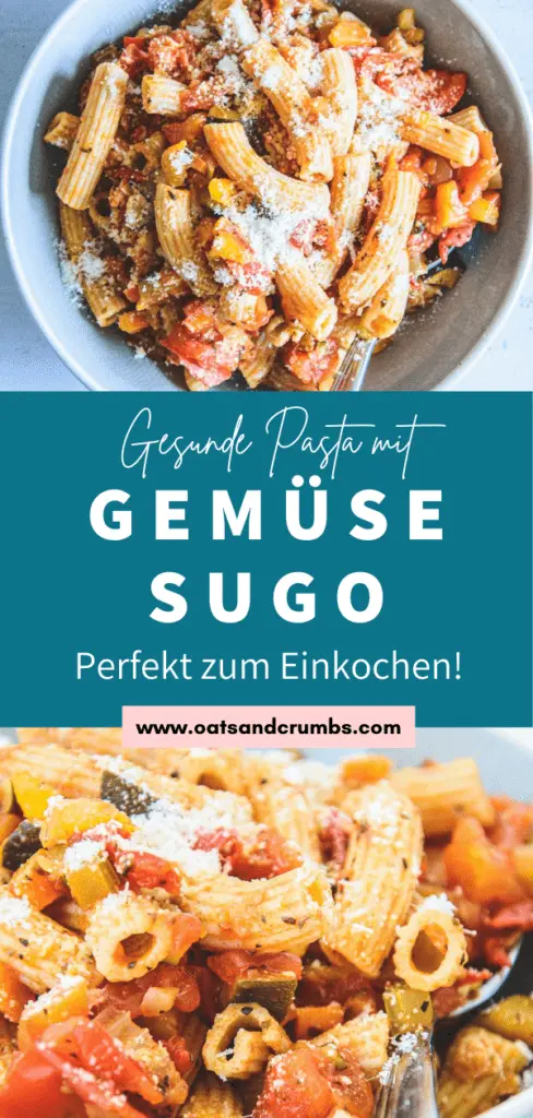 Gesunde Vollkornpasta mit Gemüsesugo in einem blauen Teller. Bestreut mit Parmesan. Löffel seitlich im Teller. Ansicht von oben.