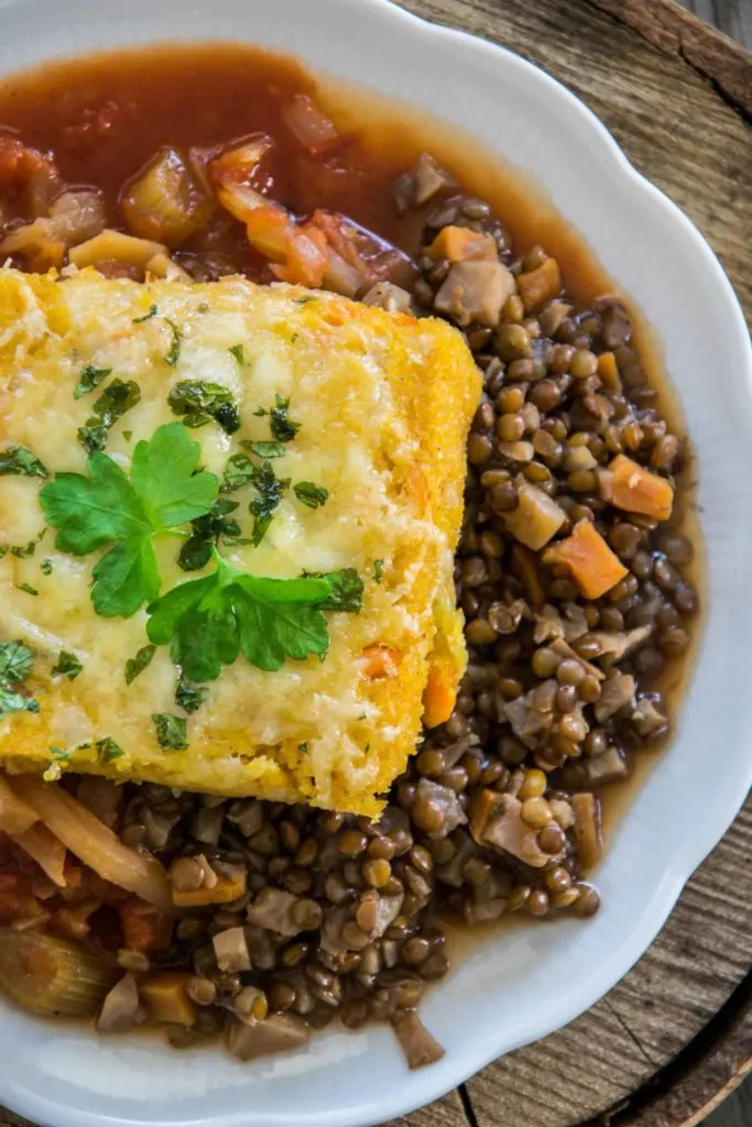 Überbackene Polentaschnitten auf Berglinsen und Fenchel-Tomatengemüse