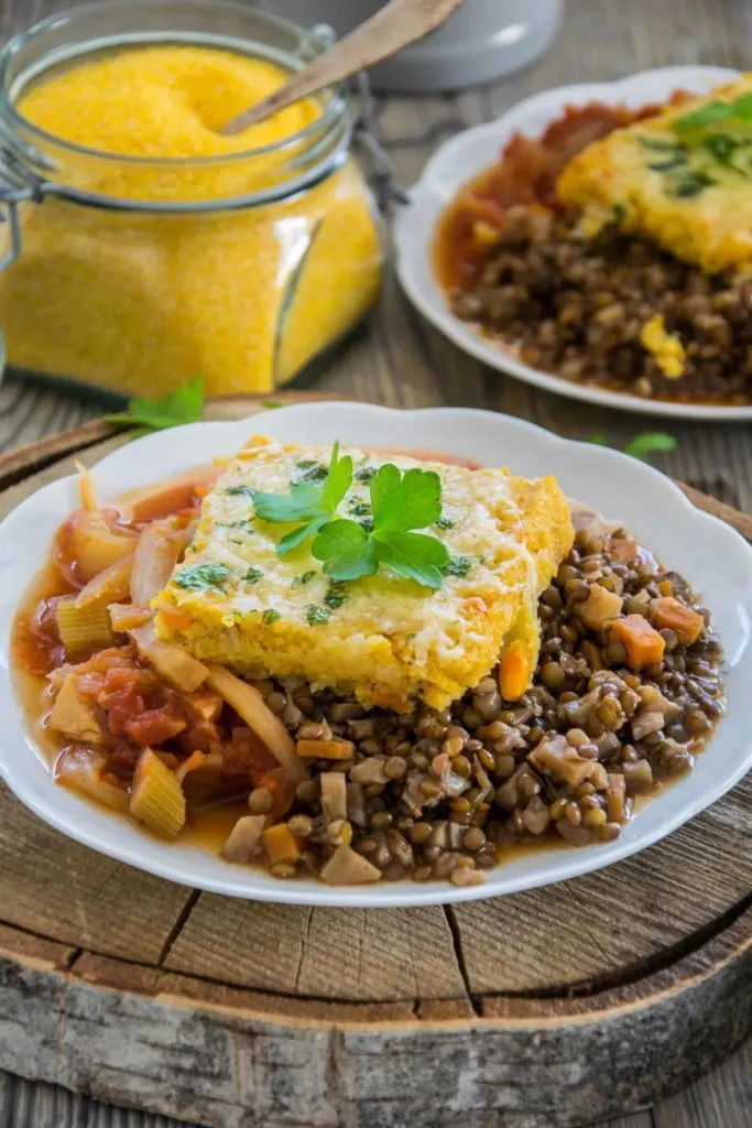 Überbackene Polentaschnitten auf Berglinsen und Fenchel-Tomatengemüse