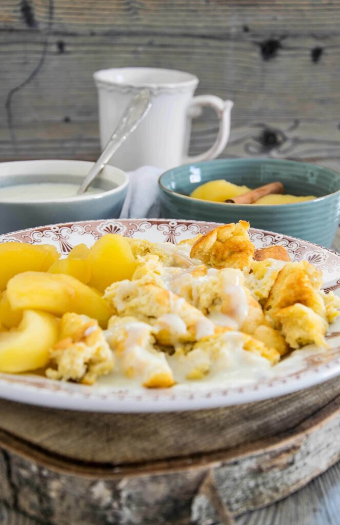 Topfenschmarrn mit Apfelkompott und Vanillesauce