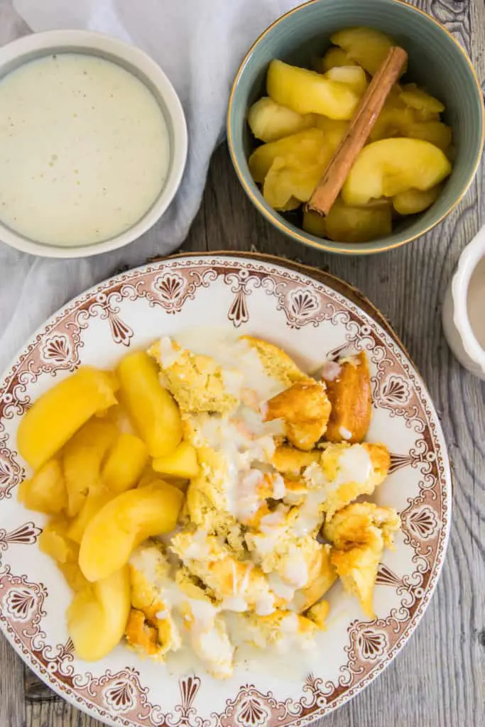 Topfenschmarrn mit Apfelkompott und Vanillesauce