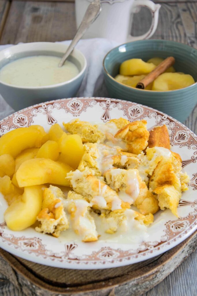 Topfenschmarrn mit Apfelkompott und Vanillesauce