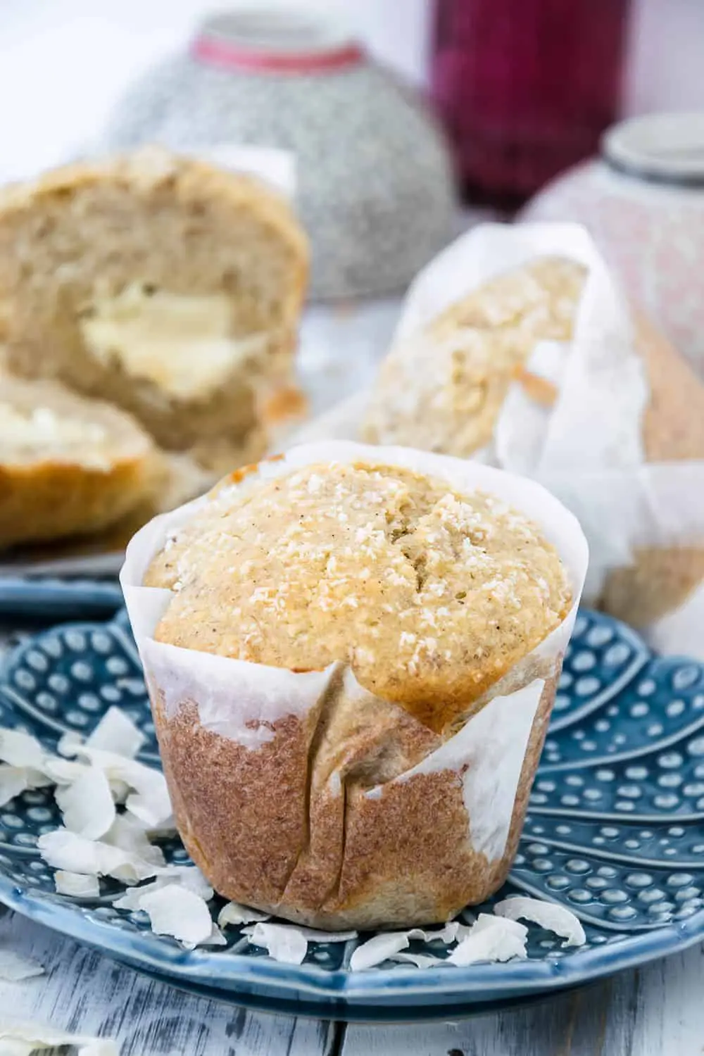 Bananen-Kokos-Muffins mit weißem Schokoladenkern - Oats and Crumbs