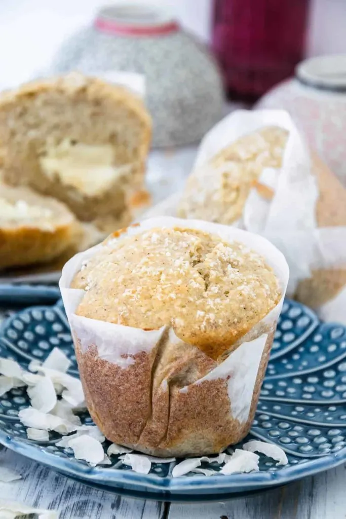 Bananen-Kokos-Muffins mit weißem Schokoladenkern, weiche XL-Muffins mit geschmolzener Schokolade in der Mitte, einfaches Rezept