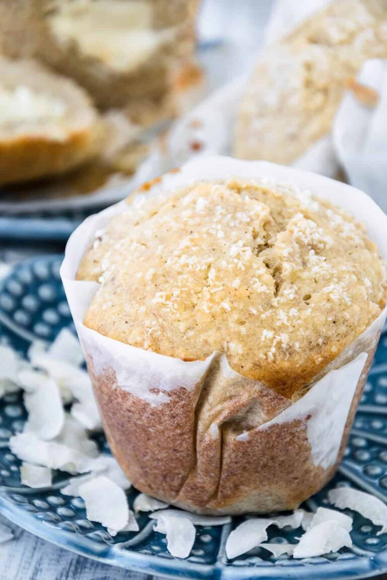 Bananen-Kokos-Muffins mit weißem Schokoladenkern | Oats and Crumbs