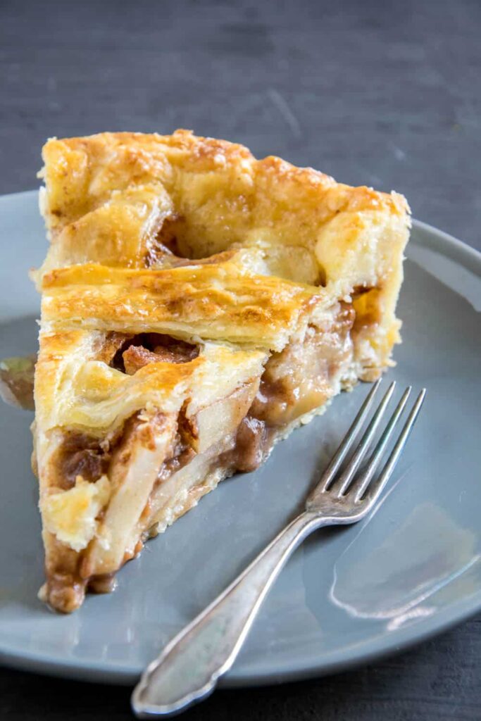 American Apple Pie mit Zimt und typischer, knuspriger Piecrust