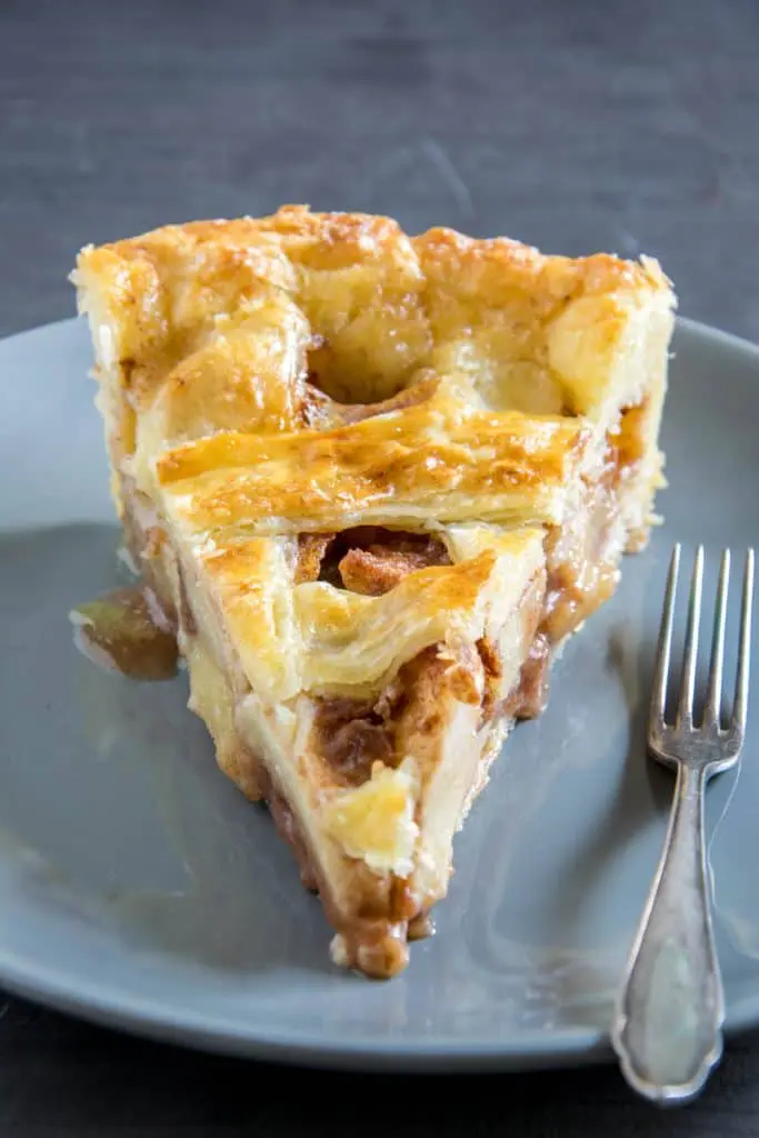 American Apple Pie mit Zimt und typischer, knuspriger Piecrust