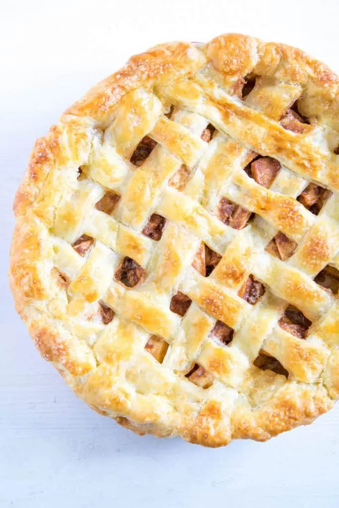 American Apple Pie mit Zimt und typischer, knuspriger Piecrust