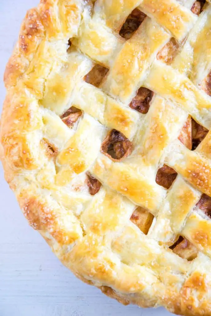 American Apple Pie mit Zimt und typischer, knuspriger Piecrust