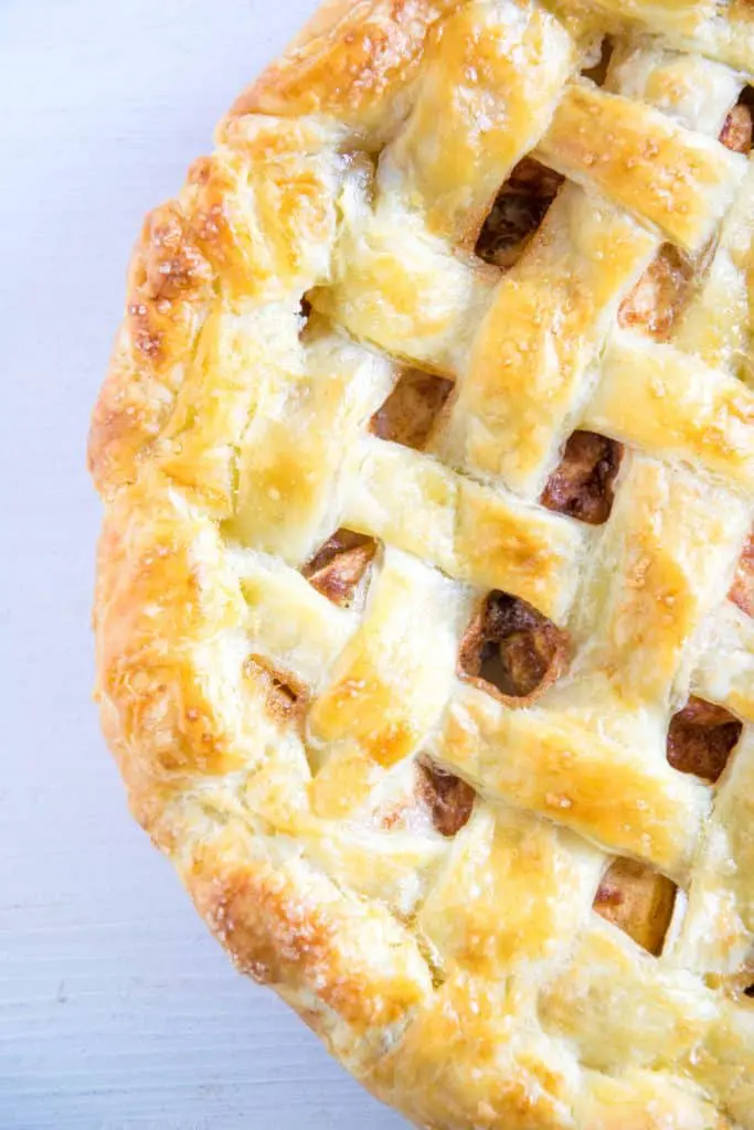 American Apple Pie mit Zimt und typischer, knuspriger Piecrust