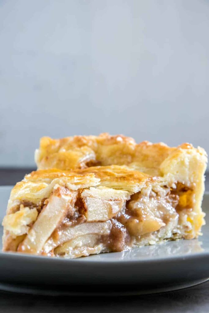 American Apple Pie mit Zimt und typischer, knuspriger Piecrust