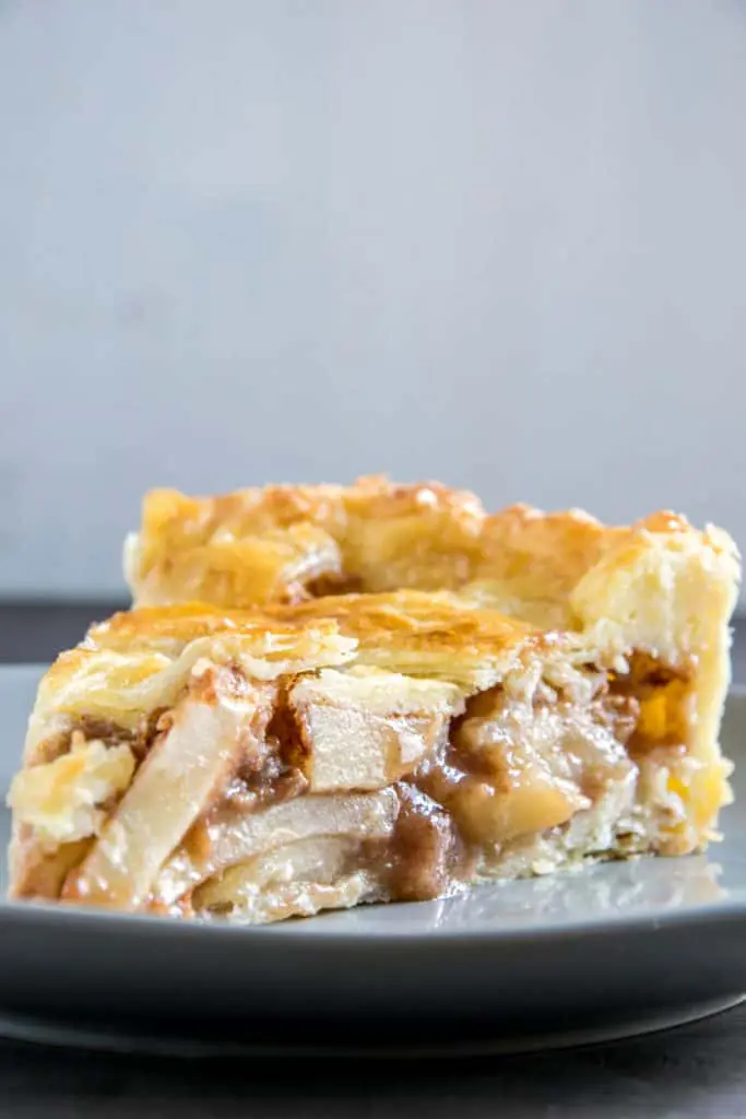 American Apple Pie mit Zimt und typischer, knuspriger Piecrust