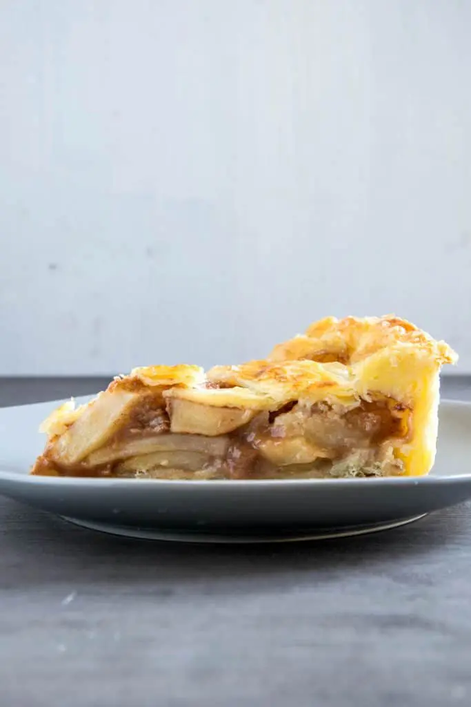 American Apple Pie mit Zimt und typischer, knuspriger Piecrust