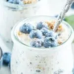 Blueberry Cheesecake Overnight Oats mit Vollkornbutterkeksen, Frischkäse, Zitrone, Ahornsirup und Heidelbeeren