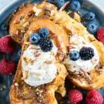 French Toast aus Brioche mit Vanille-Zimt-Ricotta, Beeren, Walnüssen, Honig und Nougatcreme