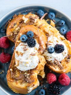 French Toast aus Brioche mit Vanille-Zimt-Ricotta, Beeren, Walnüssen, Honig und Nougatcreme