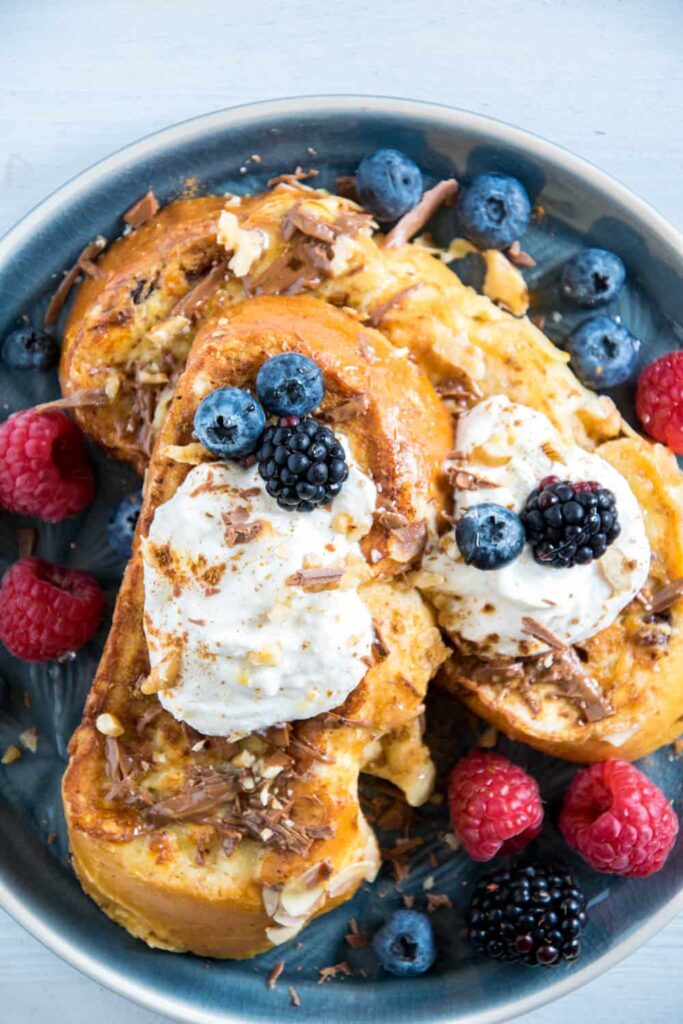 French Toast aus Brioche mit Vanille-Zimt-Ricotta, Beeren, Walnüssen, Honig und Nougatcreme