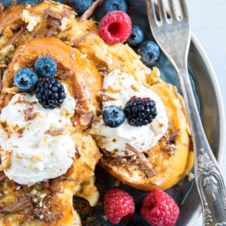 French Toast aus Brioche mit Vanille-Zimt-Ricotta, Beeren, Walnüssen, Honig und Nougatcreme