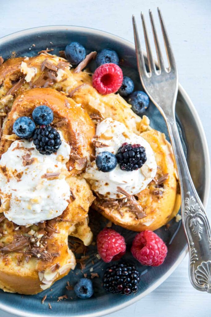 French Toast aus Brioche mit Vanille-Zimt-Ricotta, Beeren, Walnüssen, Honig und Nougatcreme