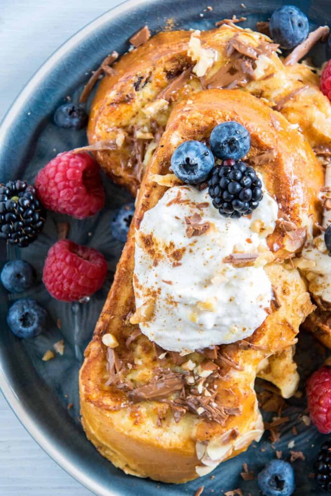 French Toast aus Brioche mit Vanille-Zimt-Ricotta, Beeren, Walnüssen, Honig und Nougatcreme