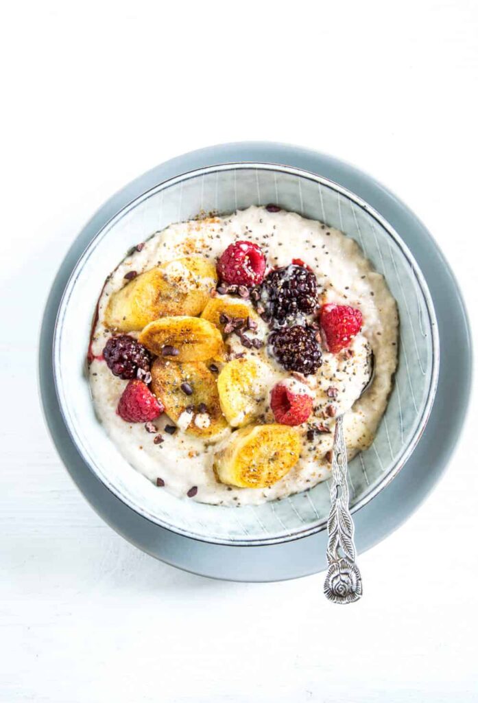 Zimt-Porridge mit gebratener Banane und Beeren