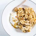 Baked Apfel Zimt Oatmeal mit Sahnejoghurt-Creme, Honig und gerösteten Nüssen