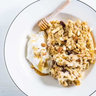 Baked Apfel Zimt Oatmeal mit Sahnejoghurt-Creme, Honig und gerösteten Nüssen