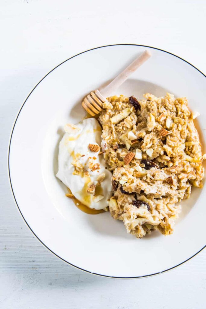 Baked Apfel Zimt Oatmeal mit Sahnejoghurt-Creme, Honig und gerösteten Nüssen
