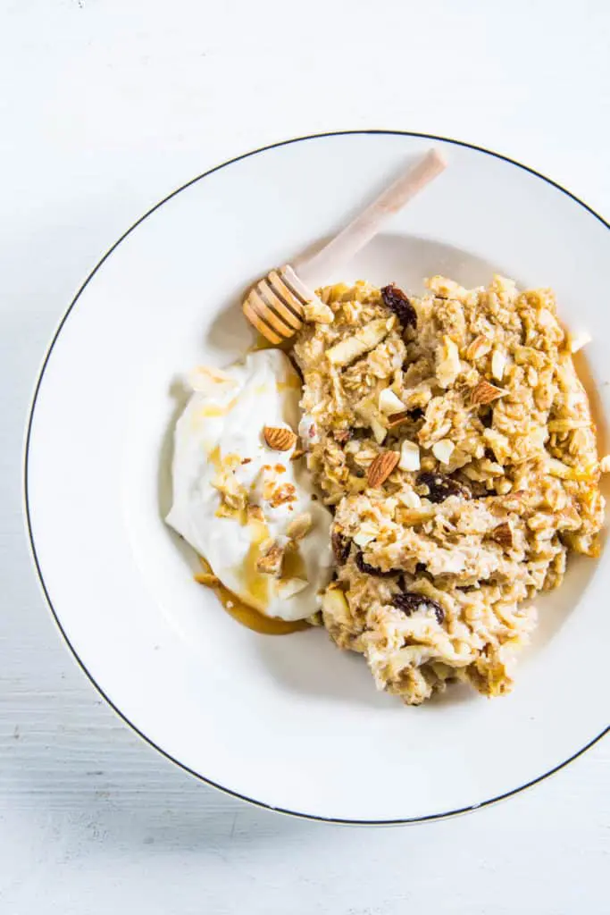 Baked Apfel Zimt Oatmeal mit Sahnejoghurt-Creme, Honig und gerösteten Nüssen