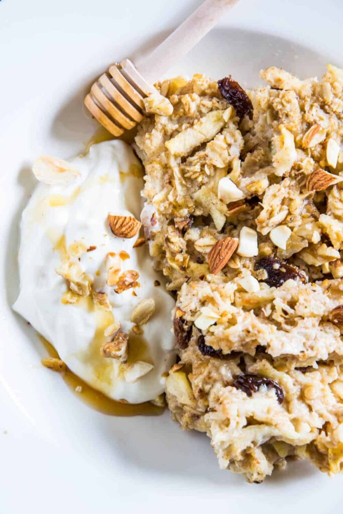 Baked Apfel Zimt Oatmeal mit Sahnejoghurt-Creme, Honig und gerösteten Nüssen