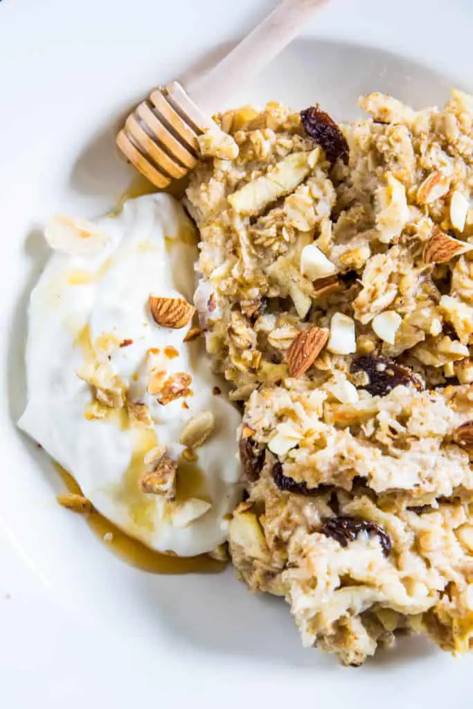 Baked Apfel Zimt Oatmeal mit Sahnejoghurt-Creme, Honig und gerösteten Nüssen