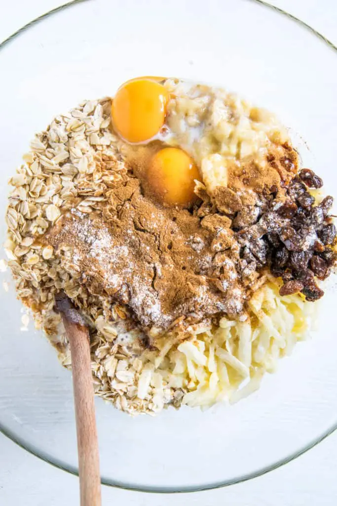 Zubereitung Baked Apfel Zimt Oatmeal: alle Zutaten in einer großen Schüssel, noch nicht verrührt