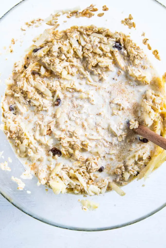 Zubereitung Baked Apfel Zimt Oatmeal: alle Zutaten in einer großen Schüssel verrührt