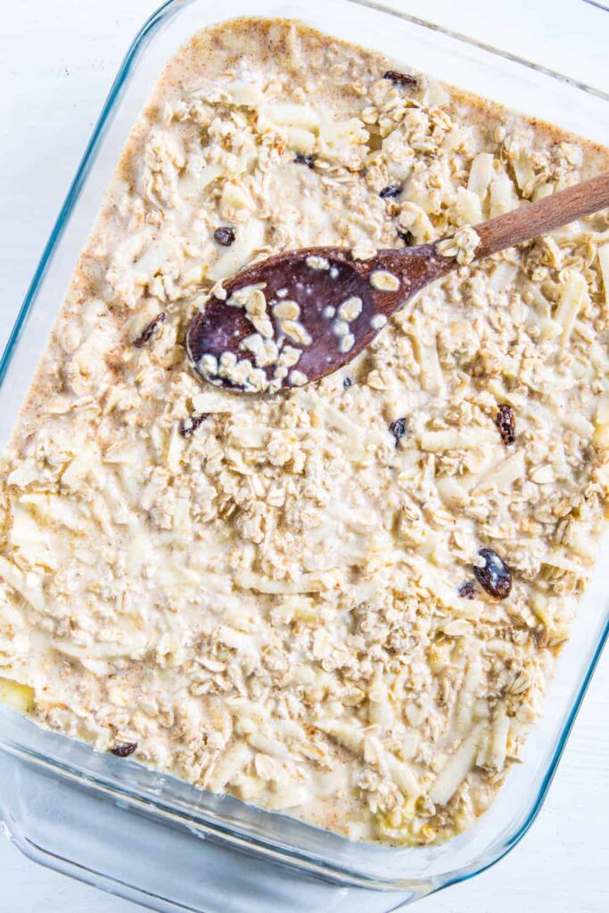 Zubereitung Baked Apfel Zimt Oatmeal: Mischung in die Form gefüllt, bereit zum Backen